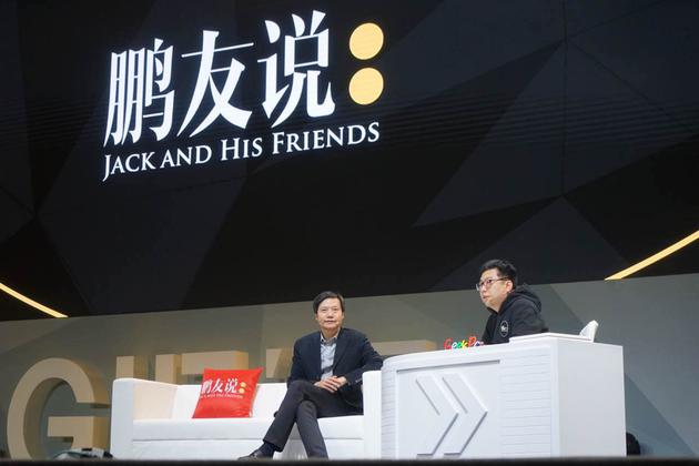 小米公司创始人及CEO雷军(左)