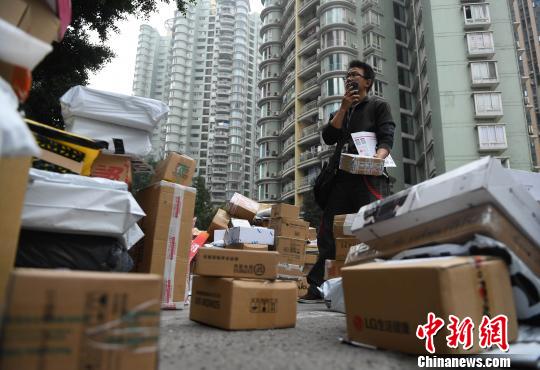 顺丰晚上几点停止收件 图为快递员正在与顾客联系收取快递。陈超 摄