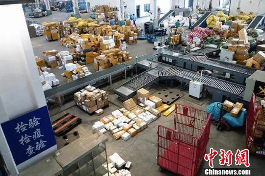 顺丰晚上几点停止收件 资料图: 当下,“海淘”市场已成为各路电商的主打战场,跨境邮寄物呈现爆发性增长态势,平均增幅达60%。芊烨 摄