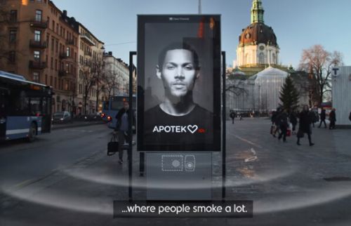 这个广告牌有创意 会对着吸烟人“咳嗽”
