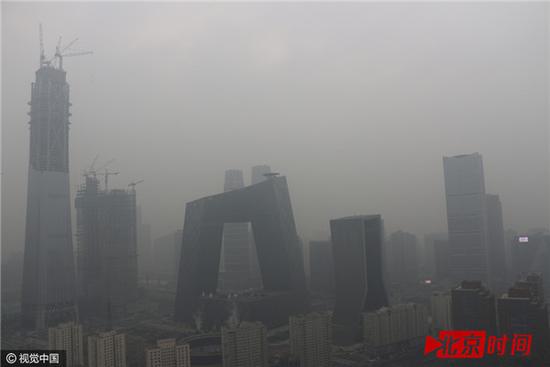 北京雾霾预报:各地气象局被要求停止霾预报? 真相是这样 2017年1月5日,北京,重度雾霾污染境况下的央视新址大楼、财富大厦、中国尊等建筑。