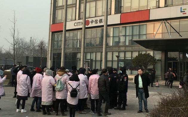 冲突过后,泓福瑞催款员工与乐视保安在楼前对峙。(PingWest品玩拍摄)