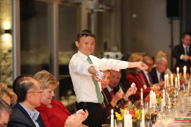 晚宴上马云施展“魔术手”