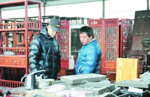 客户正在与卖家探讨二手家具