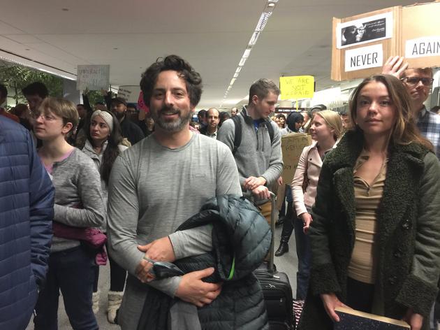 谷歌联合创始人谢尔盖·布林参加了在旧金山机场举行的抗议活动