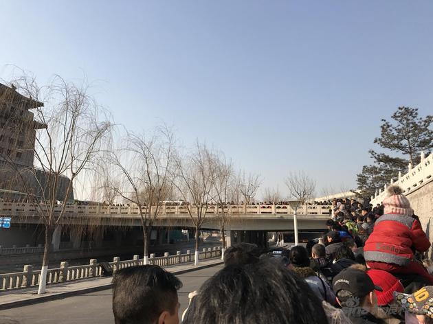 春节去八达岭的公交排队场景