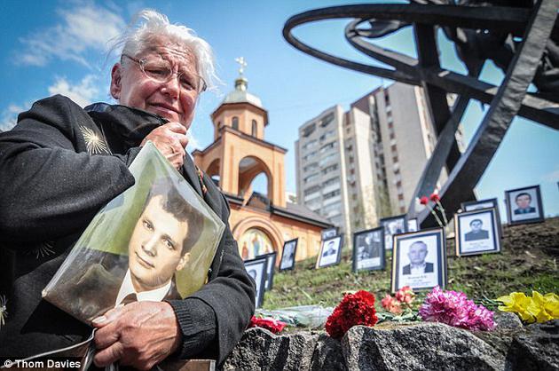 切尔诺贝利核事故已过去30周年，但这场灾难对乌克兰和白俄罗斯等广大地区带来深远影响。多年后，许多人回到这里寻找曾经失去的忘记。一位老年妇女怀抱丈夫的遗像，他的丈夫就死于那场灾难。