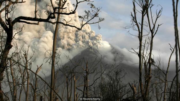 ：2010年印尼马拉皮火山（Mount Merapi）爆发，大量岩浆和有毒气体的喷发造成超过350人死亡