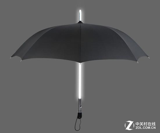 照明打开之后的雨伞