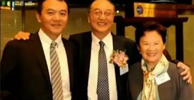 左边是儿子柳林,右边是柳传志的夫人。