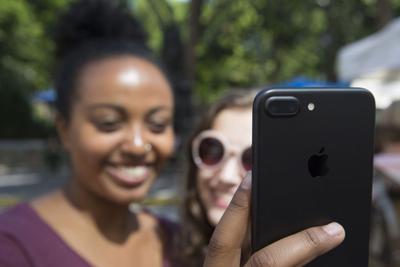 Ϊ��iPhone 8����ƻ�����չ���ɫ���沿ʶ��˾RealFace