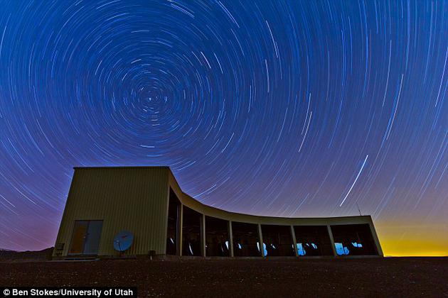 这张延时摄影照片中的星星似乎在旋转。星空下方是位于美国犹他州沙漠中价值2500万美元（约合1.7亿人民币）的望远镜阵列中的“中间鼓”装置。犹他州大学和东京大学的物理学家报告称，该天文台在北半球夜空检测到了一处热点，正在释放大量超高能宇宙射线，即能量最强的宇宙粒子。