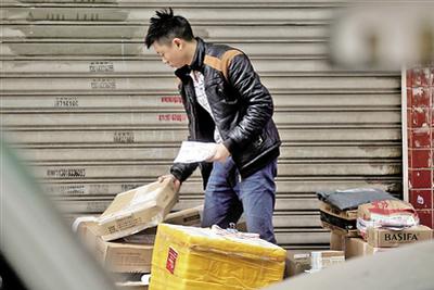 快递员偷攒8000张快递单售卖谋利 侵犯公民. 来