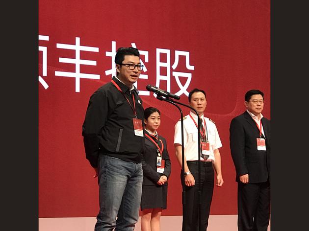 顺丰的老总是谁_顺丰老总照片(2)