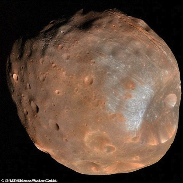 2013年抵达火星轨道的“火星大气与挥发物演化任务”卫星（简称MAVEN）提供的数据显示，来自火卫一和火卫二的尘埃已经开始围绕火星旋转了。再过几千万年，这两颗卫星或将被火星彻底摧毁，化为齑粉。