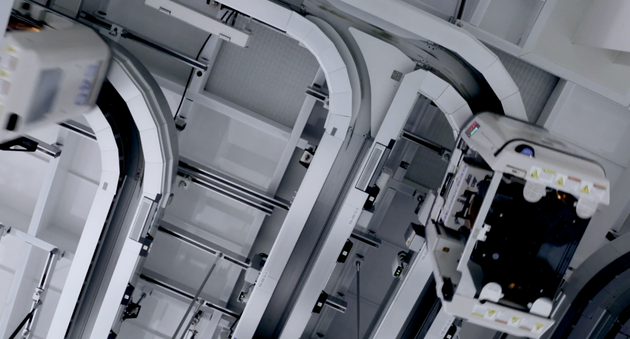 存儲芯片制造中。美光科技的新型存儲產品戰略負責人喬恩&middot;卡特表示，IM Flash工廠制造的存儲芯片&ldquo;或許是過去20年世界上最重要的科技進步之一&rdquo;。