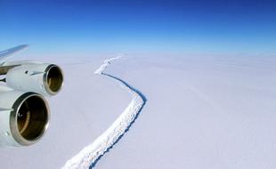 南极冰架裂缝扩大:巨型冰山“很快”形成