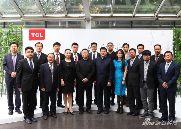 传TCL通讯原运营商销售总将任联想移动副总裁 右一为朱涵