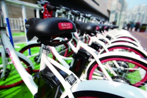 扫码开锁 用车1小时内,骑行不足6公里收费2元,每增加1公里加1元;用车超出1小时,在骑行距离的基础上加收10元。每增加1小时,再加收10元。