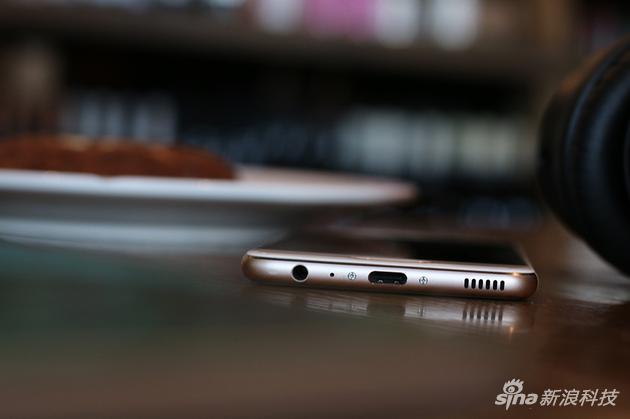 底部保留3.5毫米音频接口
