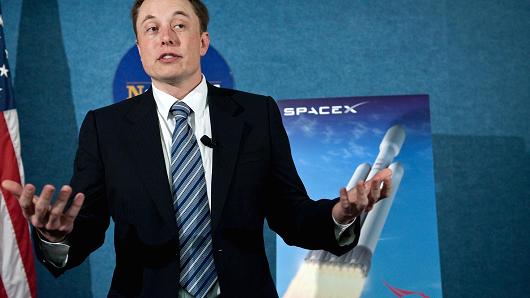2011年4月5日,SpaceX公司首席执行官伊隆·马斯克在华盛顿的美国国家记者俱乐部上介绍猎鹰重型火箭。