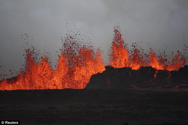 近期一项新研究指出,多年连续的火山爆发正是雪球效应的根源。火山喷发使大量气溶胶进入大气,导致地球温度迅速下降。