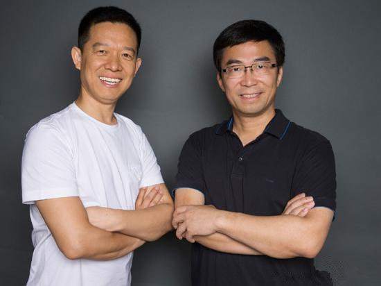 右为丁磊
