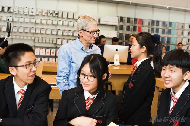 库克在华贸Apple Store跟正在编程的中学生聊天