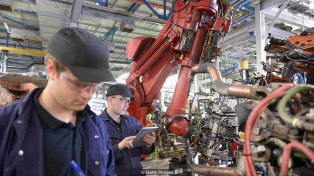 许多工厂中，机器人已经开始与人类并肩工作。有些人认为这会使工人的心理健康受到影响。