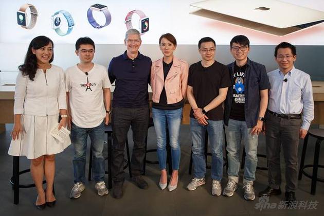 去年5月 库克在王府井Apple Store与柳青做了一场“开发者论坛”