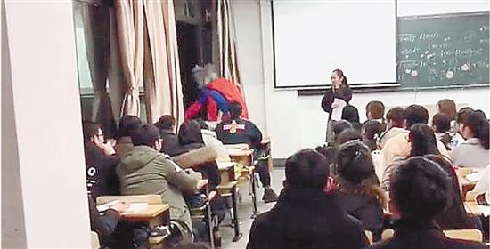 杀马特 主播大闹大学课堂 无底线胡闹遭拘留罚