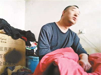 沈阳大力哥:大力哥欲重出江湖当主播不知道使用微信需要联网 赵金龙在家中接受北京青年报记者采访摄影/本报记者 刘汨
