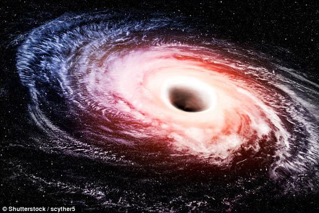 据估计，该星系中心的超大质量黑洞的质量至少是太阳的1亿倍。
