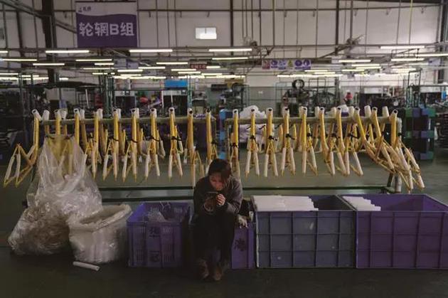 在天津飞鸽自行车的生产车间里，一条ofo生产线每分钟下线了6辆自行车。