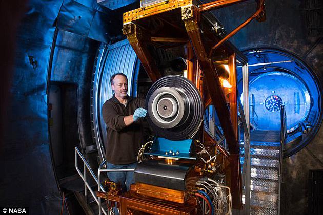 NASA的工程师彼得·皮特森（Peter Peterson）正在为霍尔推进器的测试做准备