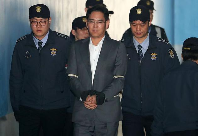韩国检方披露政府高官笔记 施压三星太子行贿
