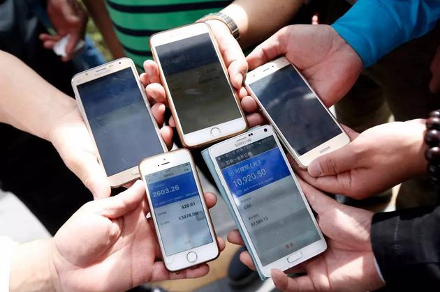 ▲ 易到司机们打开司机端的手机后台系统，齐齐向记者展示各自账户内的金额。