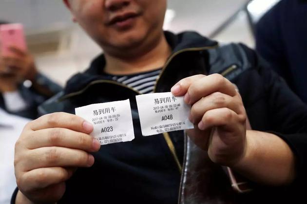 ▲ 由于现场的司机人数众多，易到方面采取取号、叫号的方式，一对一进行协商处理。