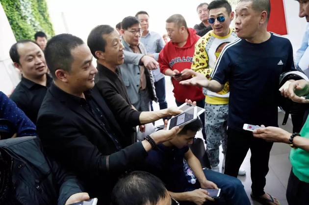 ▲ 司机们自发来到易到上海办公处，希望能得到易到的明确答复，究竟何时才能正常提现。