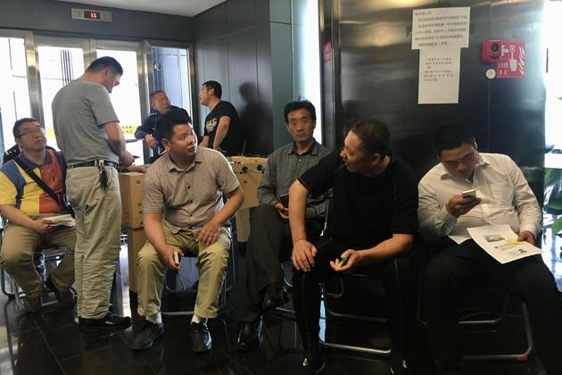 4月18日,众多司机在北京易到总部排队办理提现的登记手续