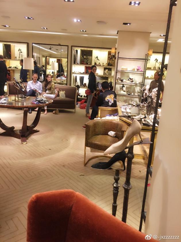 网友偶遇刘强东陪章泽天逛街 买十几万的鞋眼