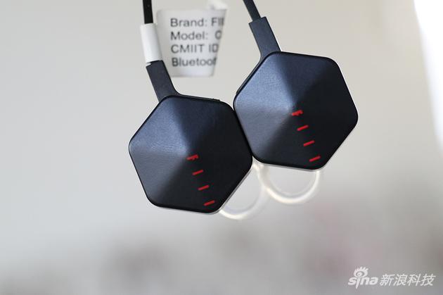 耳机吸在一起的样子