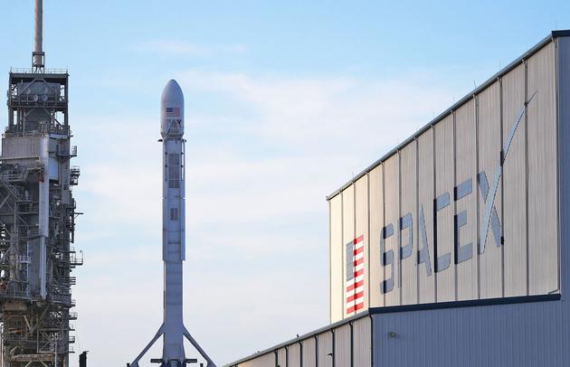 SpaceX公司创始人伊隆·马斯克（Elon Musk）承诺，通过将定制卫星发送到低地轨道，他们将提供比目前更加高效的互联网服务