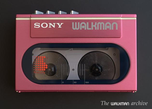 (1983 年,只有磁带盒大小的一款 Walkman,图自:walkman-archive)