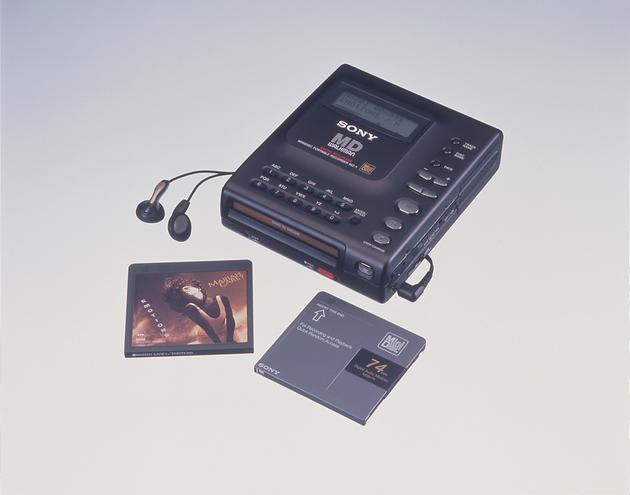(1992 年,首款支持 MD( Mini-Disc)格式的机型)