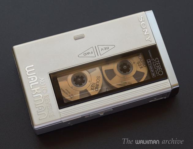 (1982 年,从这款型号开始,Walkman 开始使用降噪和重复播放等新功能,图自:walkman-archive)