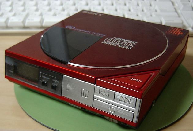 (1984 年,首款 CD 格式的机型,但当时还叫 Discman,图自: