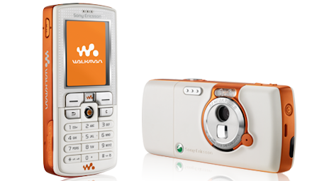 (2005 年,首款 Walkman 手机)