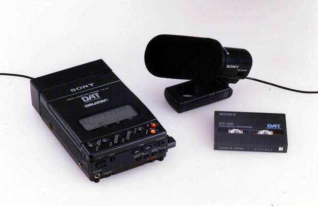 (1987 年,可录音、播放的数位录音带机型)