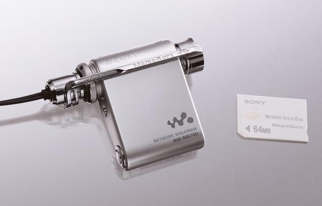 (2000 年,这款机型内置 256 MB,同时支持 Memory Stick Duo 卡扩展内存)